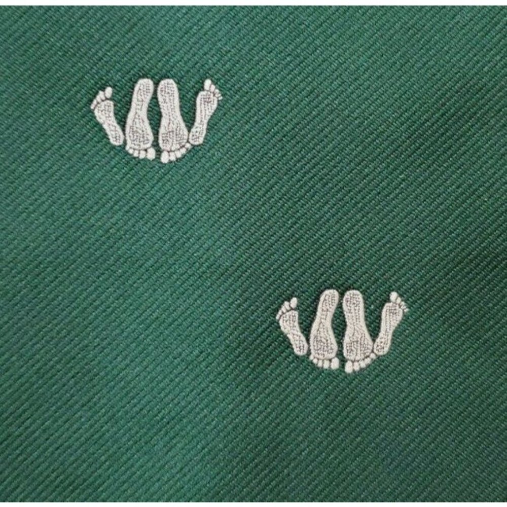 1970s VINTAGE DELIO ~ " FUN IN BED " ~ MENS DRESS TIE ~ GREEN & WHITE ~ 55"
